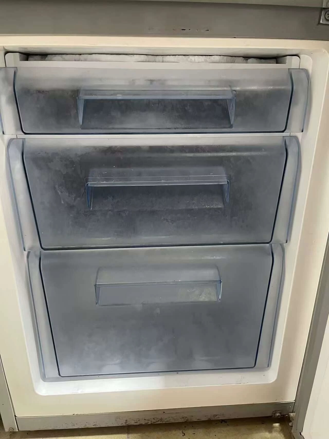 出个人闲置二手冰箱，功能齐全，三开门，两个门是冻柜，很干净，无损坏。仅自提。搬到家插上电就可以用了。记得是2000多买的。250出 家里另外买大冰箱了，所以这个